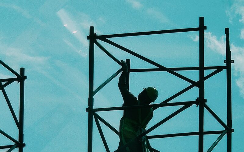 Read more about the article What are the essential safety measures to consider when using scaffolding?